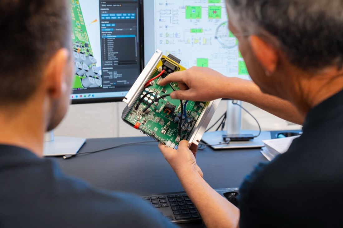 Una scheda elettronica in mano a un tecnico ArSilicii