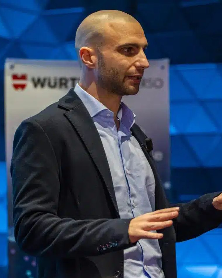 Gabriele Gugnelli sul palco a un evento di settore