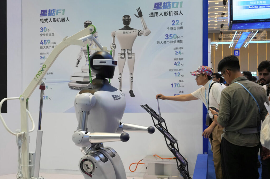 Avanzata industriale cinese: robot in una fabbrica automatizzata
