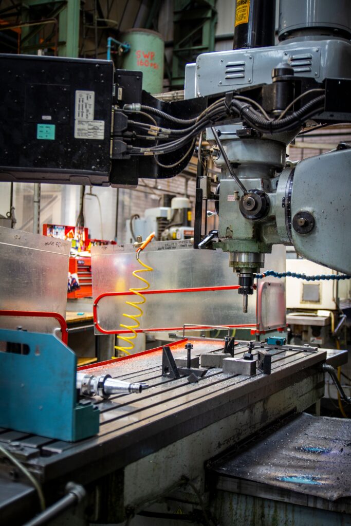 Tornio CNC in officina meccanica, precisione del Made in Italy industriale