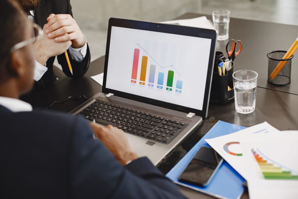 imprenditore di PMI che valuta il report dell'agenzia di marketing su un laptop