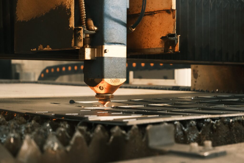 Taglio laser lamiera, applicazione tipica dei CNC di una PMI meccanica