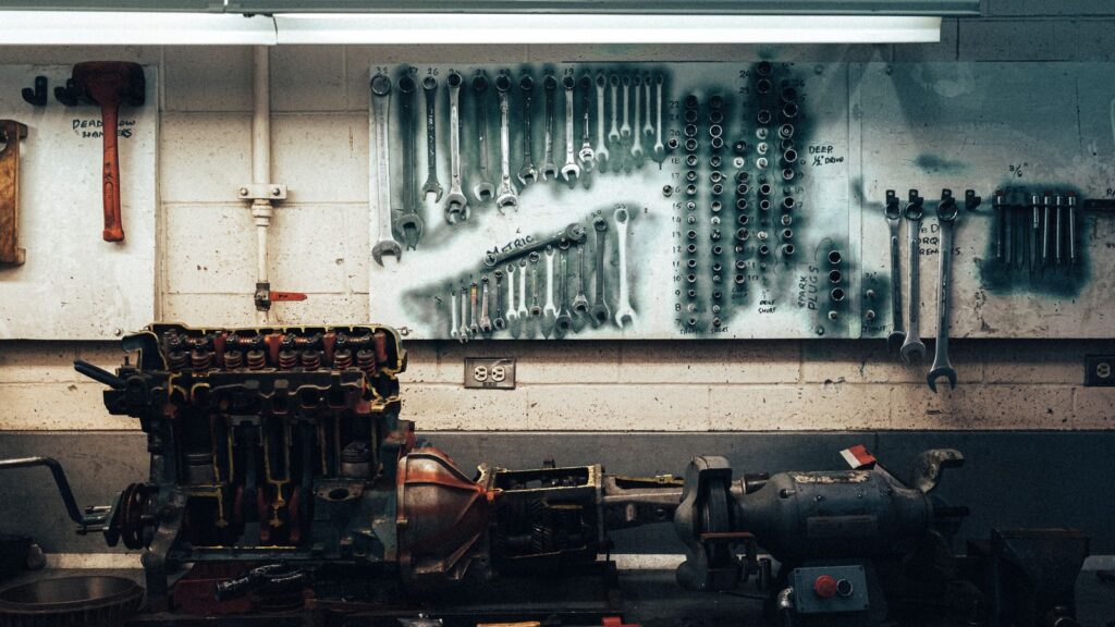 Calibro digitale appoggiato su un componente metallico in officina