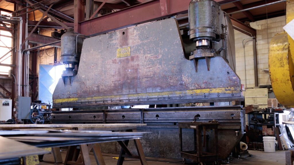 Officina meccanica con tornio, scatto atmosferico in bianco e nero