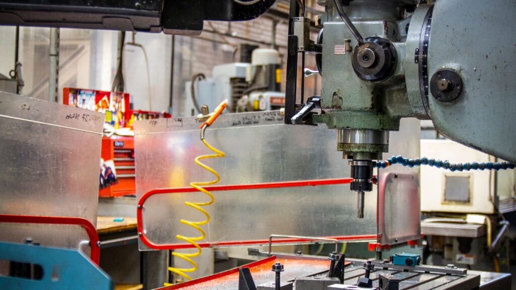 Dettaglio di uno stampo metallico di precisione in officina