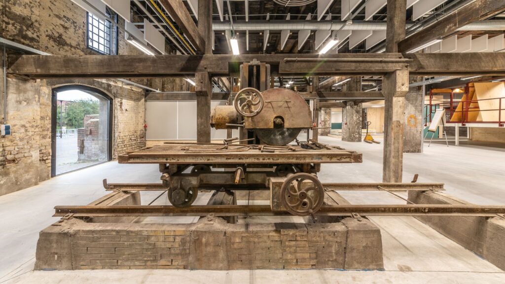 Macchinari industriali d'epoca all'interno di un capannone ristrutturato