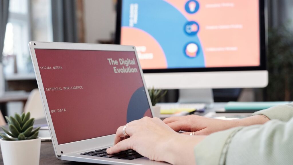 Produzione di contenuti al computer: l'AI che genera testi e visual per il marketing B2B
