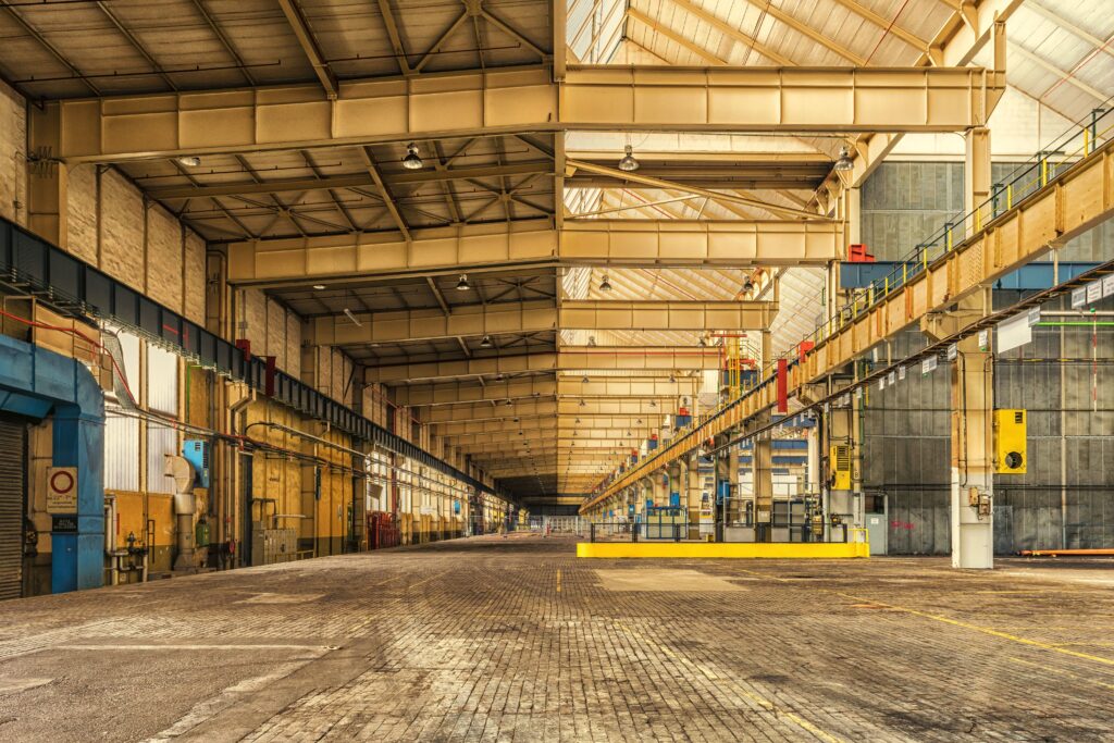 Reparto produttivo fermo durante la pausa di agosto in una PMI manifatturiera