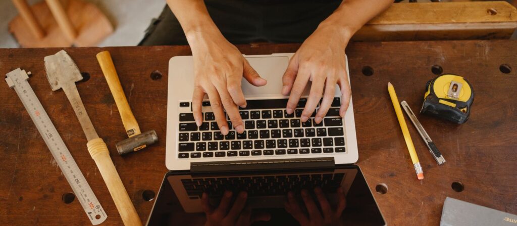 Titolare di un'azienda manifatturiera davanti al computer: da dove si comincia con il marketing