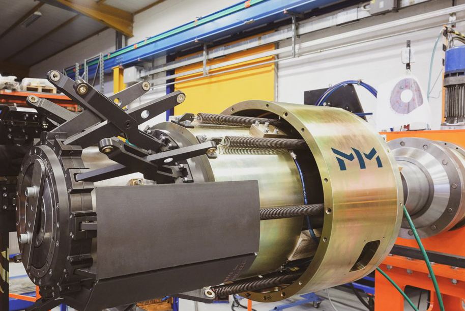Macchinario Marangoni Meccanica per la produzione e ricostruzione di pneumatici industriali nello stabilimento di Rovereto.
